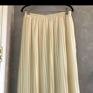 Women’s Pleaded Midi Skirt. Size L